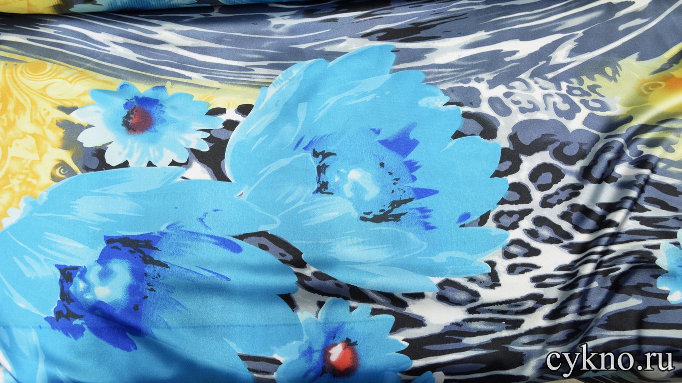 Атлас принт крупные цветы небесного цвета